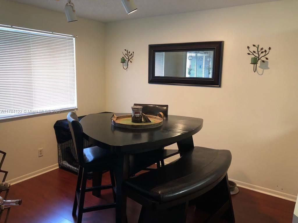 Building Photo - 930 Coral Club Dr