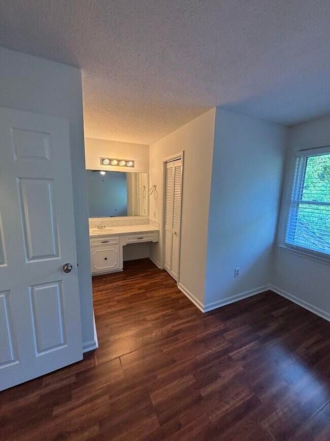 Building Photo - 3 Bedroom Townhouse available in Ashley Vi...