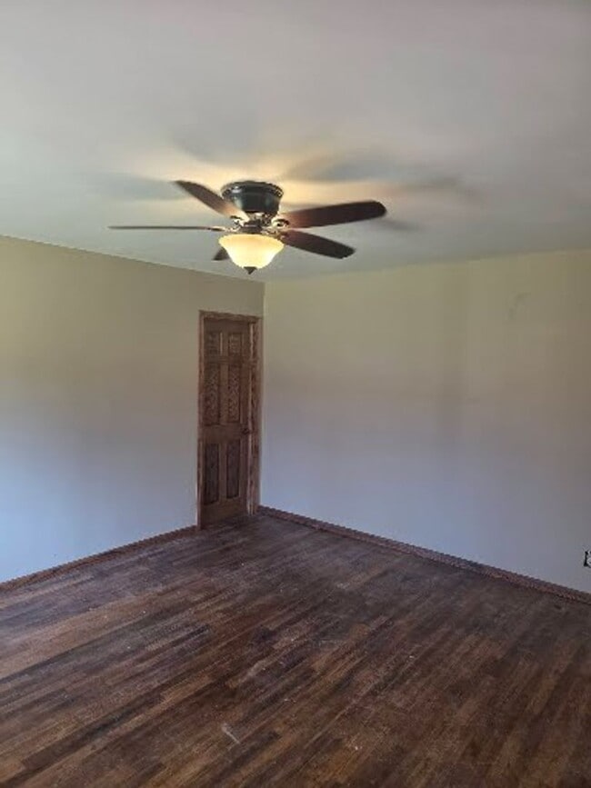 Building Photo - 3 Bed 1 Bath, Washer Dryer Hookup , Fenced in yard $1300 , $2800 to move in