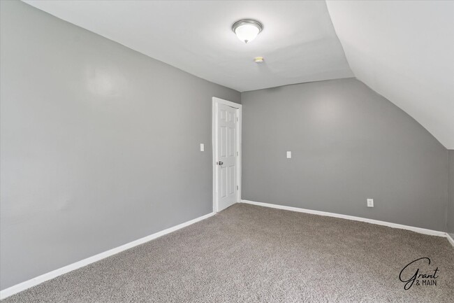 Building Photo - 6 bedroom 2 bath $2095