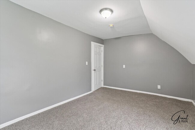 Building Photo - 6 bedroom 2 bath $2250