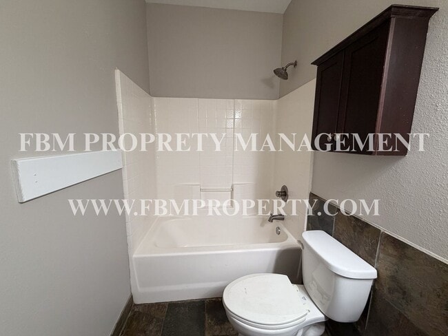 Building Photo - Hidden Creek Townhomes, Unit F - Cozy 2 Bedroom, 1 Bathroom Home in Ennis, TX!