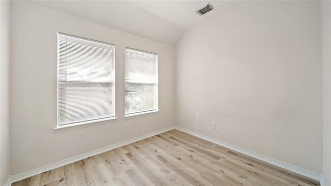 Building Photo - 9219 E Lakeside Dr