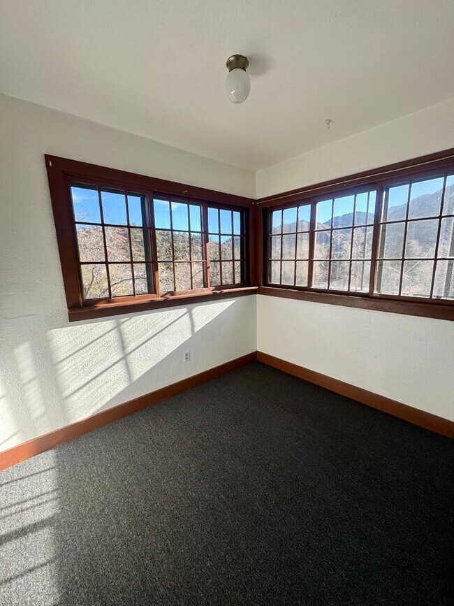 Building Photo - Cave Ave