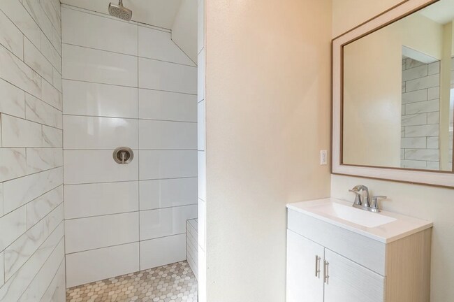 Building Photo - 3258 1/2 Dundas St.