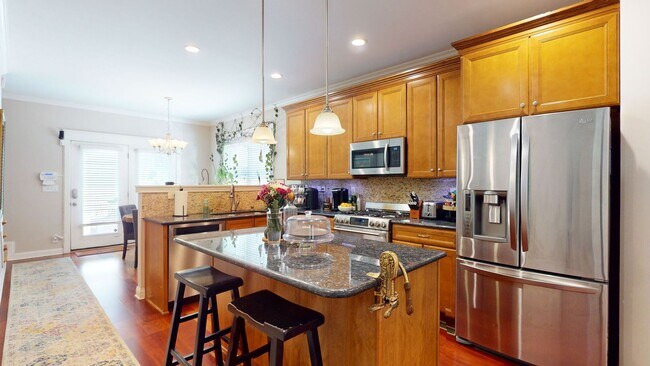 Building Photo - 3 Bed/4.5 Bath Crescent Hill Charmer with 2 Car Garage