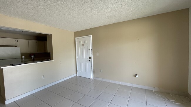 Building Photo - 250 Palm Cir W