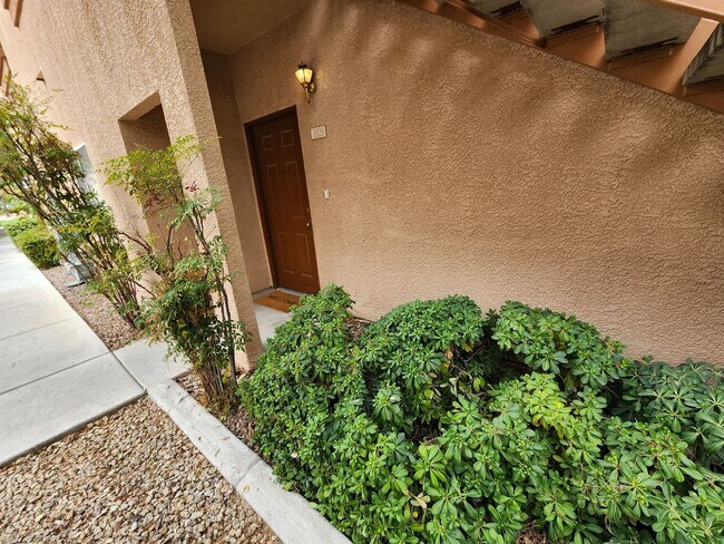Building Photo - Charming 2 Bed 2 Bath Downstairs Condo In Silverado Ranch!