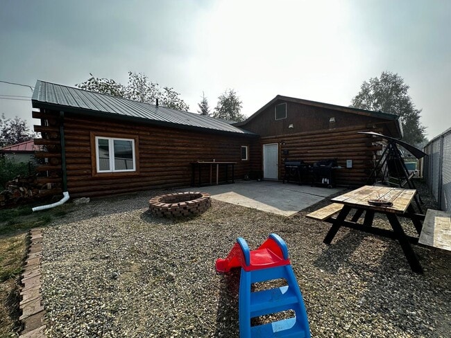 Building Photo - 3 Bed/2 Bath/2 Car Garage/Dogs Allowed