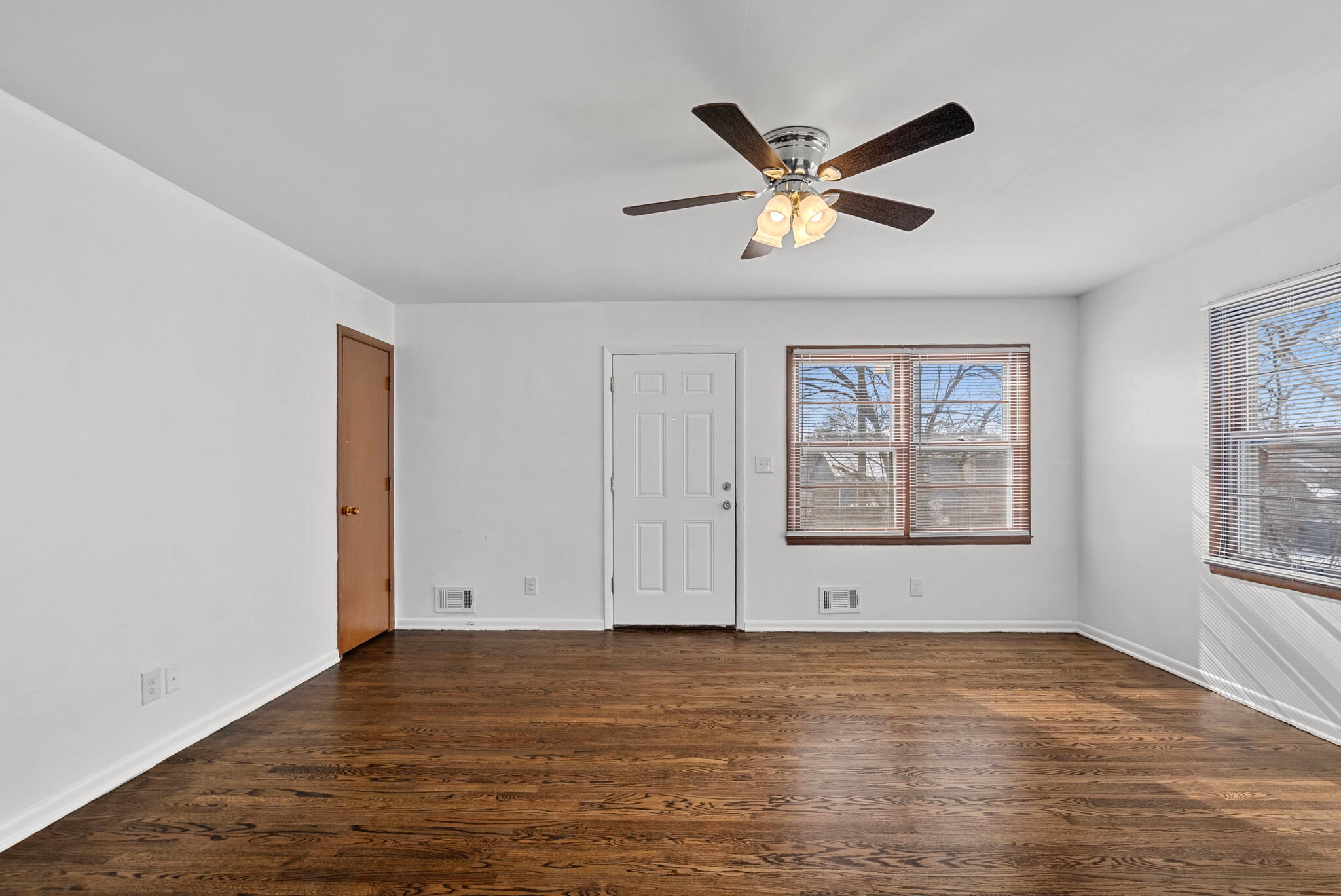 Building Photo - 906 E 84th St