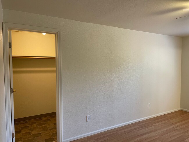Building Photo - Newly Updated 3 Bedroom 2 Bath Home