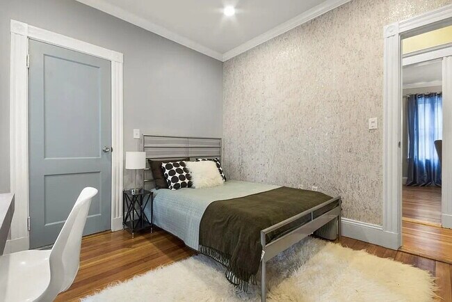Building Photo - Comfortable and Spacious Rental Opportunity