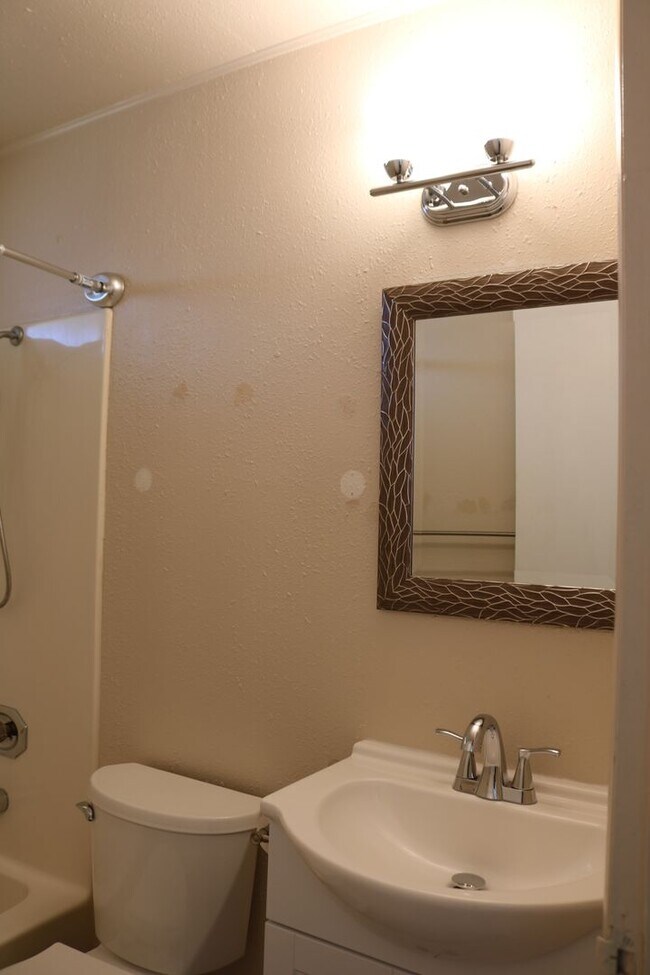 Building Photo - Affordable 3 bedroom on a quiet street