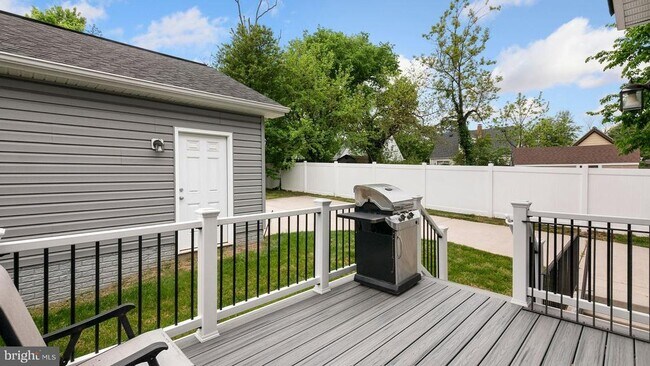 Building Photo - 2427 Fort Dr