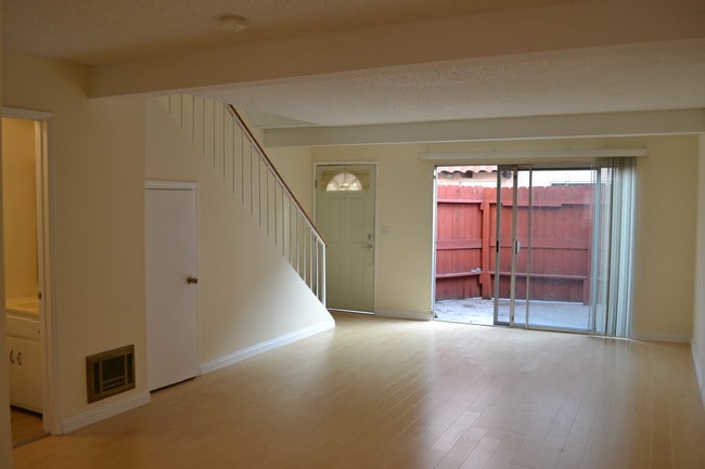 Building Photo - 719 N Eucalyptus Ave