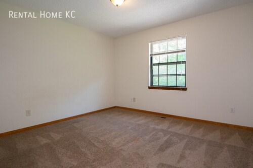 Building Photo - 3-bed 2-full-bath Duplex w/Double Garage  ...