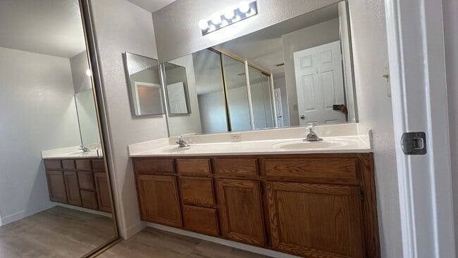 Building Photo - (APPLICATION PENDING) East Lancaster Home