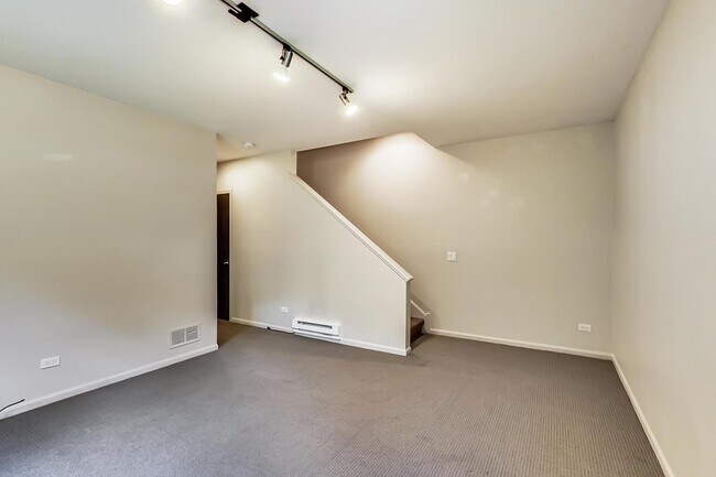 Building Photo - 2233 W Medill Ave