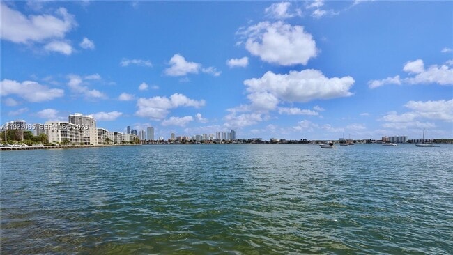 Building Photo - 2910 Point E Dr