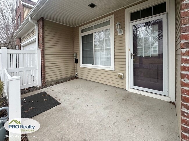 Building Photo - 2 Bedroom Updated Townhome