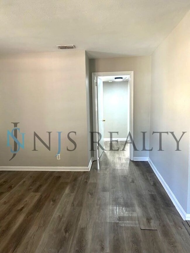 Building Photo - BEAUTIFULLY UPDATED 3/1 889sq ft home. with upgraded kitchen & bath & covered parking!!