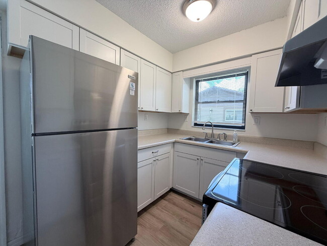 Building Photo - Available Now | Move-In Ready Rental in SE Ocala/Silversprings Shores
