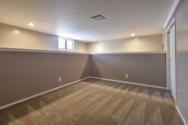 Building Photo - 665 E Garfield Ave
