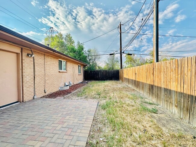 Building Photo - Modern and Spacious Duplex Style Home with...