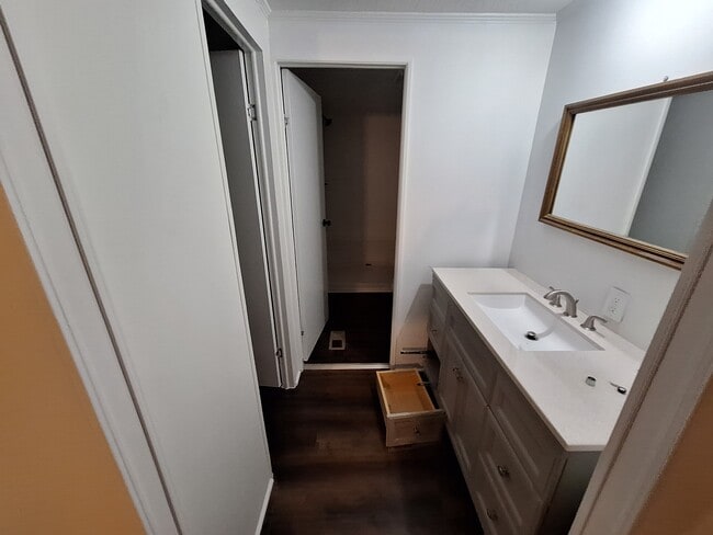 Building Photo - 836 W 11th St