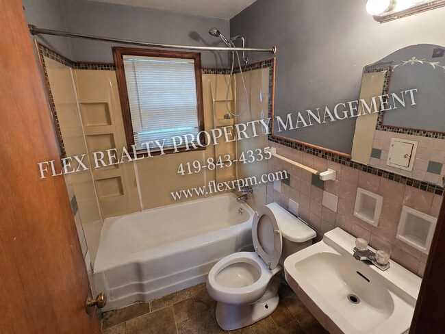 Building Photo - Great West Toledo Home