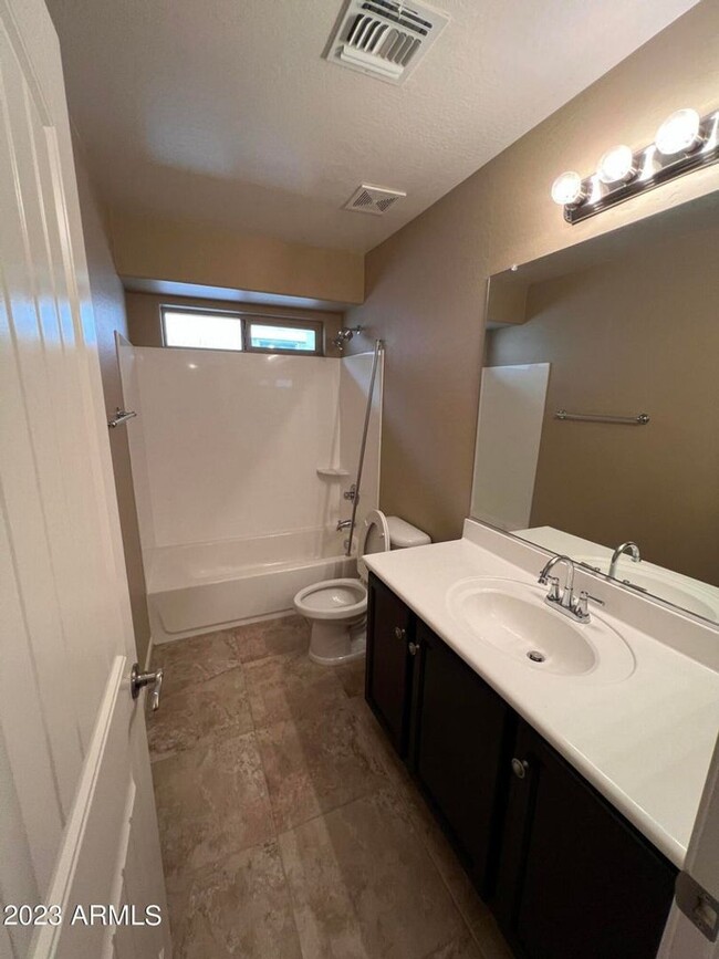 Building Photo - 3 bedroom 2 bath home in the desirable Higley Park community.