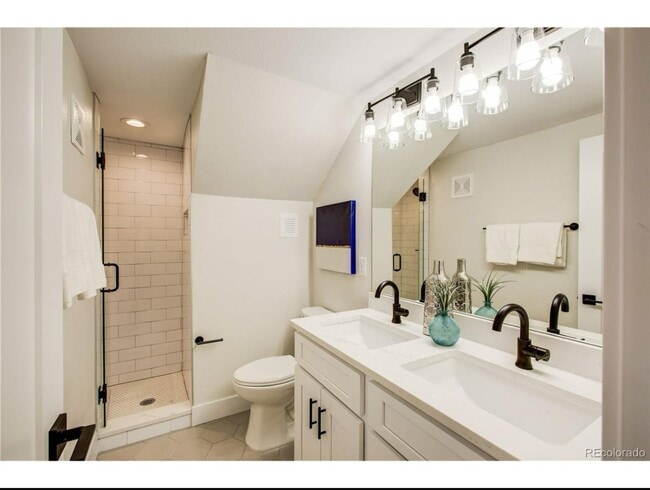 Building Photo - Available Now -  Unbelievable 2 Bed with R...