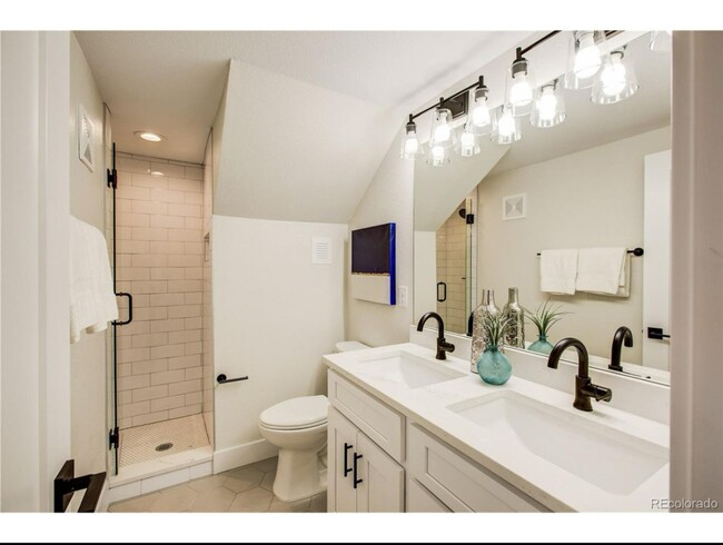 Building Photo - Unbelievable 2 Bed + Den Townhome - The Ul...