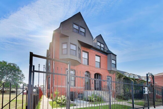 Building Photo - 3330 S Indiana Ave