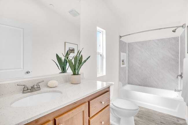 Building Photo - Newly 3 Bedroom / 2 Bathroom Home in Excel...
