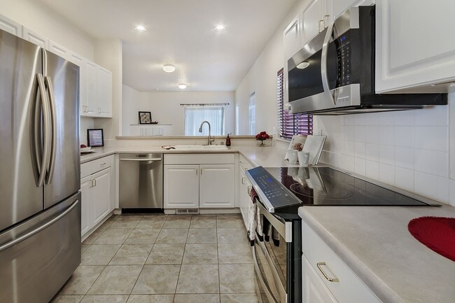 Building Photo - Must see! Spacious 3bd 2bath Ready for Imm...