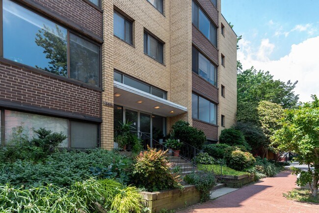 Building Photo - 305 C St NE