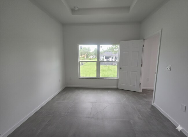 Building Photo - Large 3 Bedroom, 2 Bath + Den