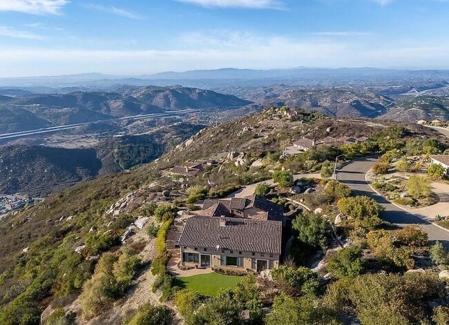 Building Photo - Luxurious Mediterranean 4 bed / 3 bath / 3...