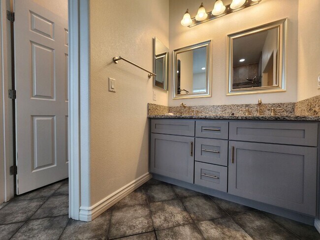 Building Photo - Single Story with Casita