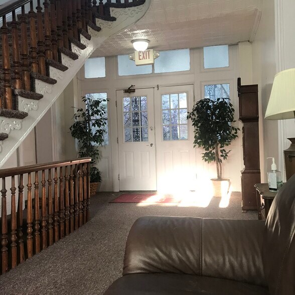 Grab your mail and enjoy our building lobby - 1901 E Lombard St