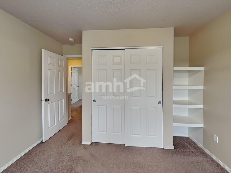 Building Photo - 2285 NW McGarey Dr