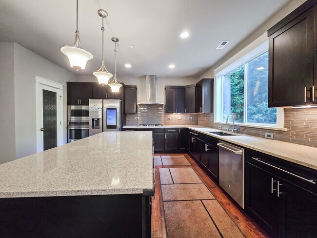 Building Photo - Modern 5-Bedroom Kirkland Home with Solar ...