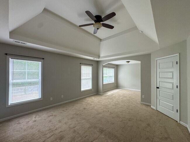 Building Photo - Spacious 4 Bed 2.5 Bath Fayetteville Home