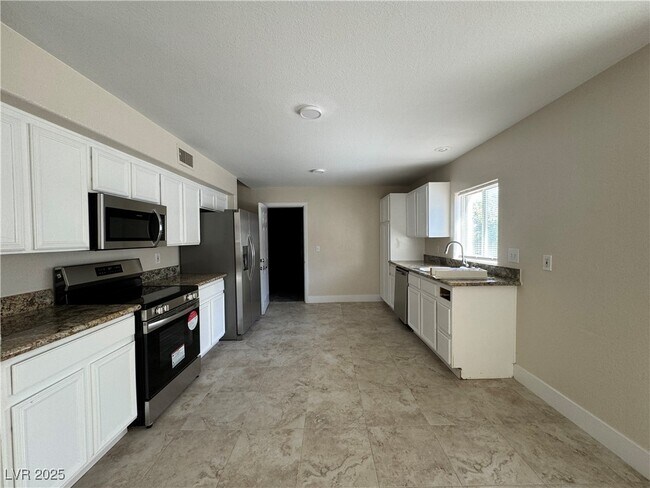 Building Photo - 640 E San Lorenzo St