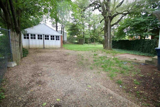 Building Photo - Charming 1950s Home Just Minutes from Downtown Harrisonburg!