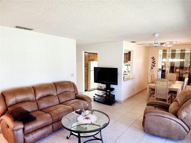 Building Photo - 552 Fairways Dr