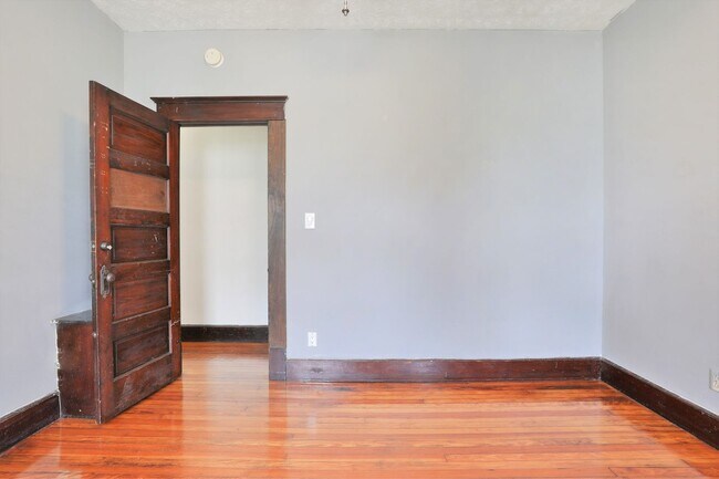 Building Photo - 4 Bedroom , 2 Bath Newly Renovated house -...