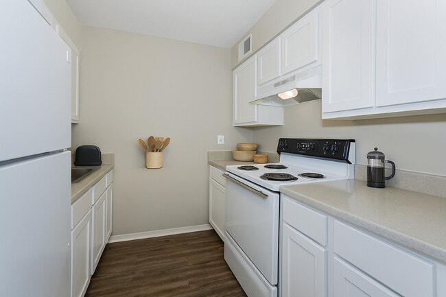 Kitchen - Summit at Valley Heights Apartments