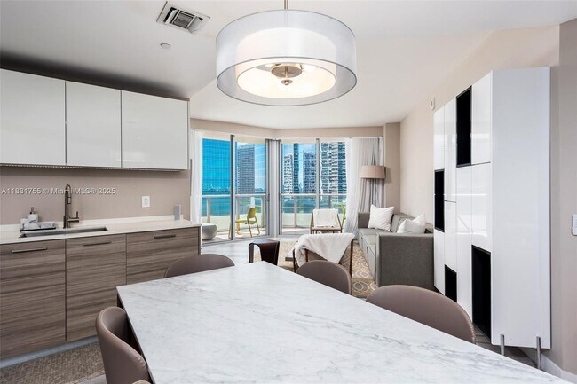Building Photo - 1300 Brickell Bay Dr